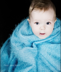 Otrok zavit v deko