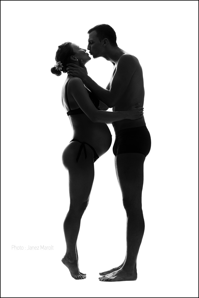 Poljub - fotografija nosečnice in njenega partnerja